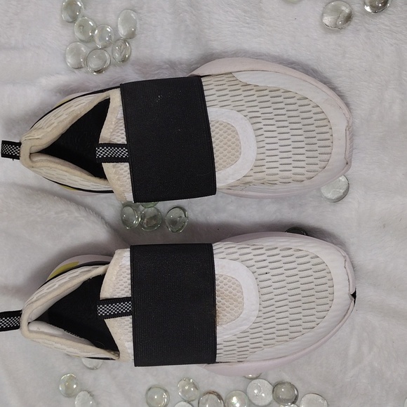 NWOT Sorel White & Black Mesh Pull-On Sneakers - Picture 2 of 5